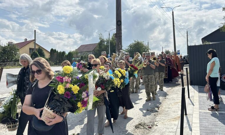 У Великоберезовицькій громаді попрощалися з військовим Михайлом Колодчуком