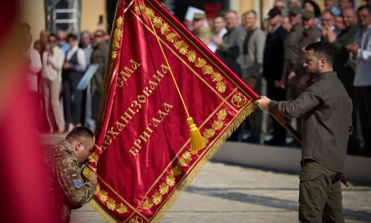 42 ОМБр отримала найвищу відзнаку у День Незалженості – бойовий прапор від Президента