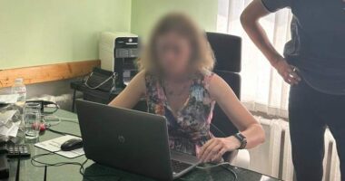 Чиновниця з Кременця отримувала хабарі у вигляді сертифікатів Brocard та на відпочинок