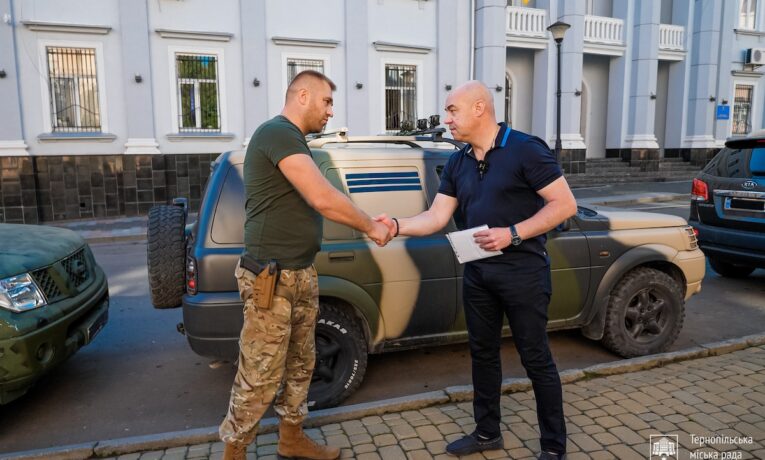 На передову відправилим позашляховик, який купили працівники міської ради та депутати, – Сергій Надал