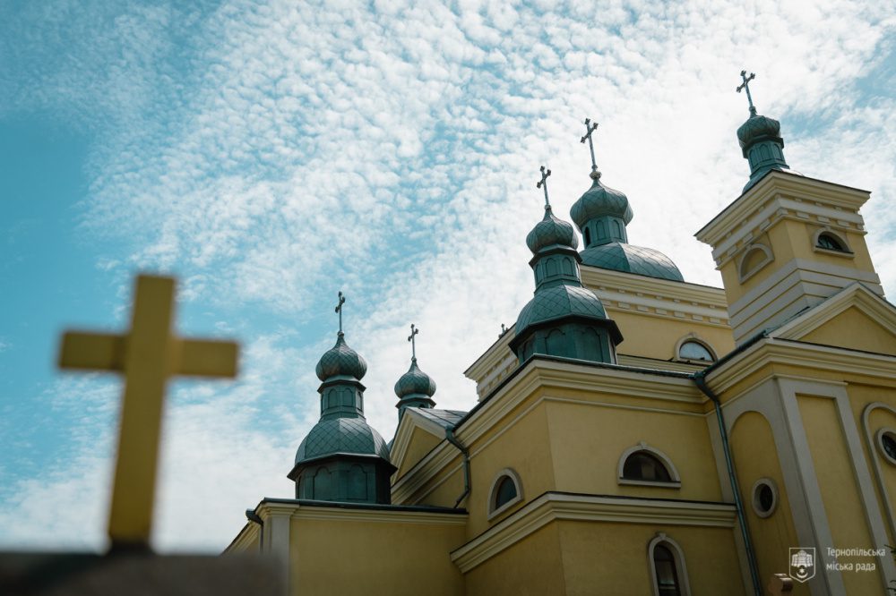 В Тернополі вантажний автомобіль “влетів” у Жовту церкву на Острозького