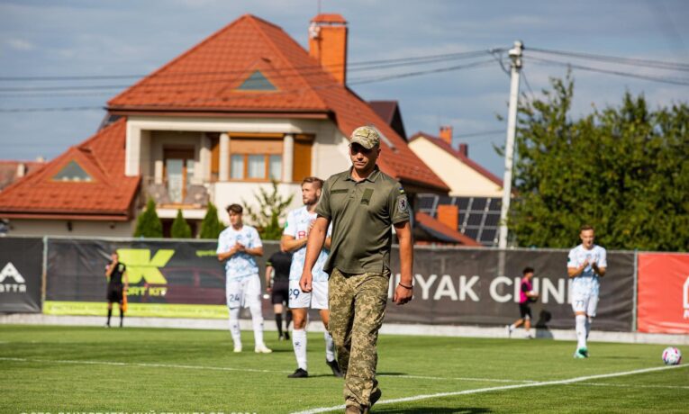 Захисник з позивним “Панда” символічним пасом розпочав футбольний матч тернопільської “Ниви” в Ужгороді