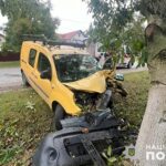 Біля Тернополя водійка врізалася у дерево