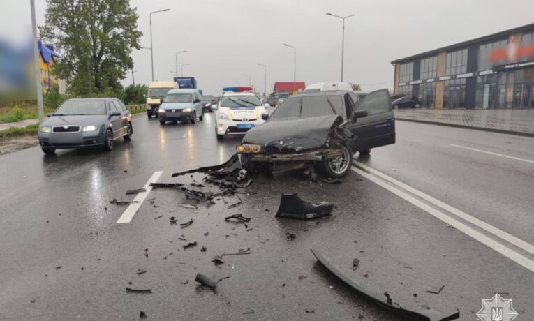 Аварія у Тернополі: зіткнулися "БМВ" та "Шкода", утворився затор