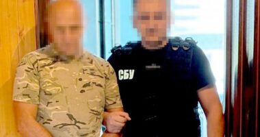 Двох тернополян судитимуть за торгівлю трофейною зброєю, яку відправляли як “автозапчастини”