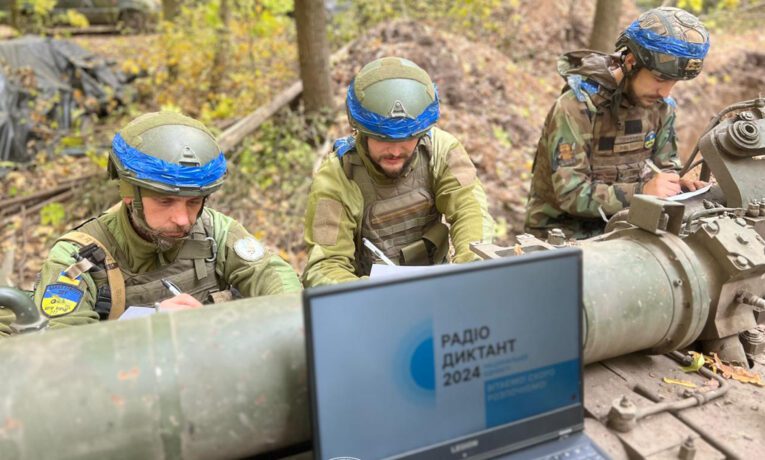 Диктант на передовій: бійці тернопільської бригади писали Радіодиктант національної єдності