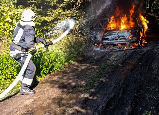 У Тернопільському районі рятувальники гасили пожежу автомобіля