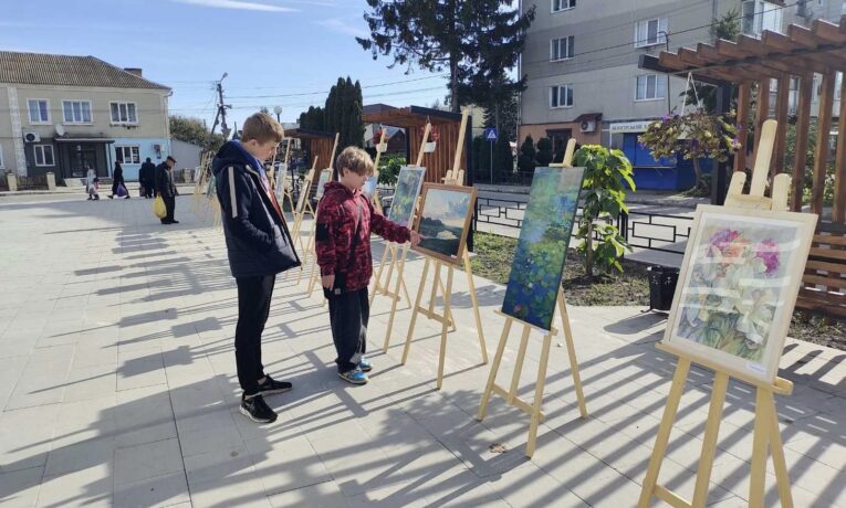 Виставка просто неба: у Шумську відзначили День художника