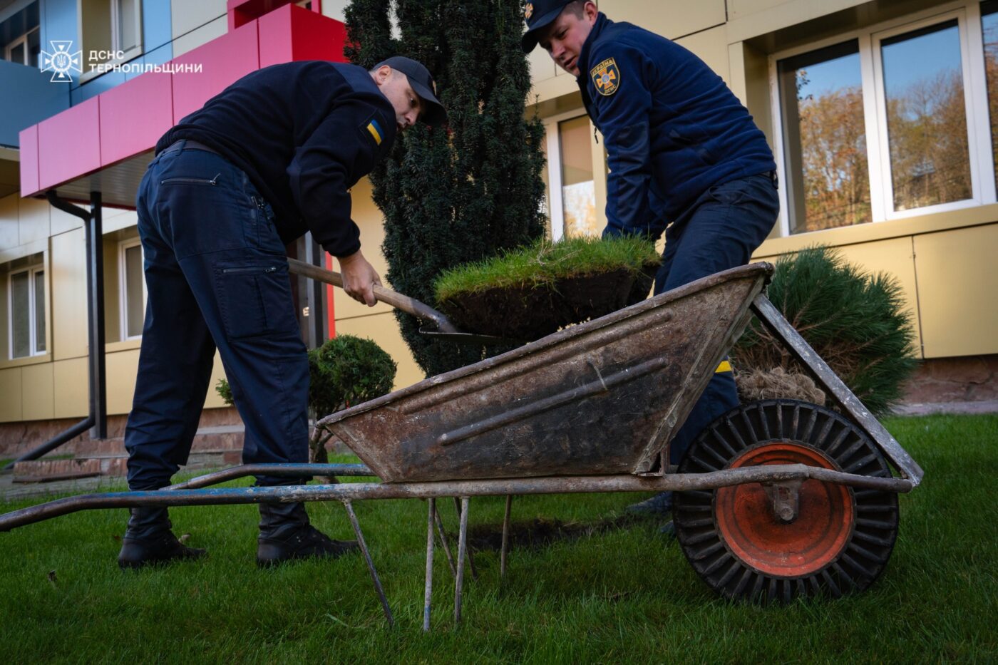 Тернопільські рятувальники долучилися до всеукраїнської акції «1 мільйон дерев памʼяті та життя»