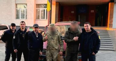 Тернопільські митники передали військовослужбовцям автомобіль та продукти харчування