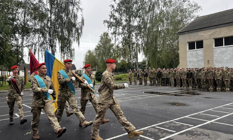 Урочисте шикування з нагоди Дня захисників і захисниць провели в Тернопільському коледжі