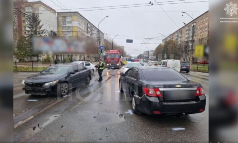 У Тернополі Toyota проїхала на червоний сигнал світлофора і врізалась в Chevrolet