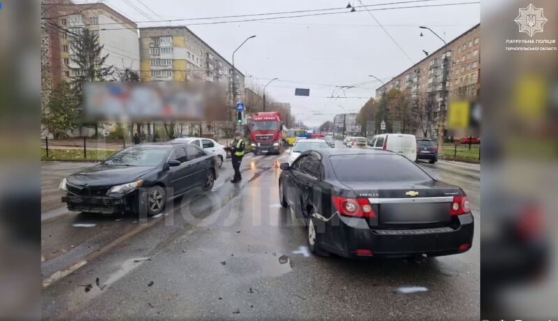 У Тернополі Toyota проїхала на червоний сигнал світлофора і врізалась в Chevrolet