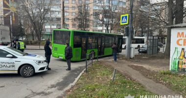 Пасажирський автобус у Тернополі збив 23-річного пішохода