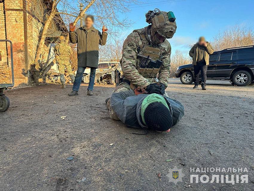 Поліція Києва та СБУ затримали чоловіка, який за вказівкою ворожих спецслужб намагався підірвати наряд поліції