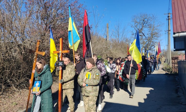 У Заліщицькій громаді в останню дорогу провели воїна Назара Грозовського