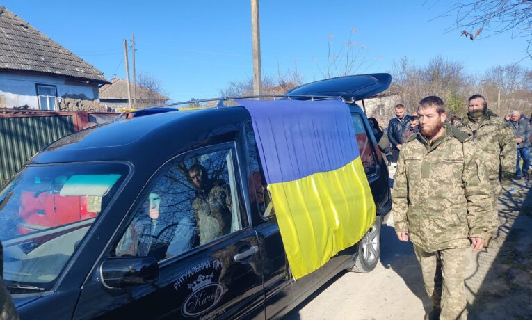 У Заліщицькій громаді в останню дорогу провели воїна Назара Грозовського