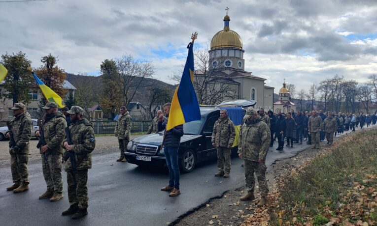 На Тернопільщині попрощалися з військовим Михайлом Поворозником