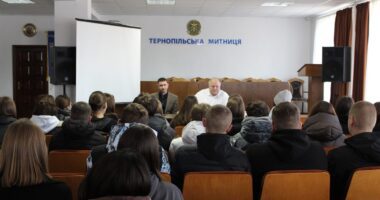 Для першокурсників Класичного університету провели тренінг у Тернопільській митниці