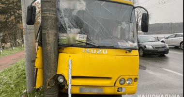 У Тернополі маршрутка врізалась у стовп: постраждала дитина