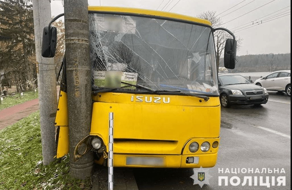 У Тернополі маршрутка врізалась у стовп: постраждала дитина