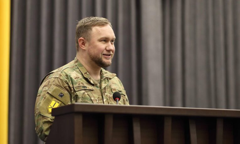 Легендарний азовець з Тернопільщини, який пережив полон в Оленівці, отримав відзнаку облради