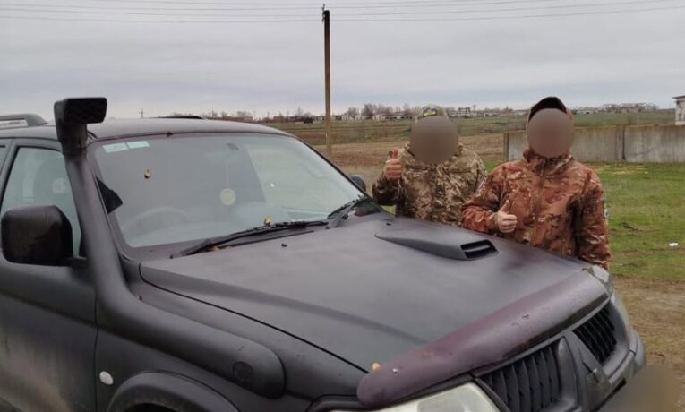 Позашляховик для фронту: тернопільські митники передали автомобіль бійцям ЗСУ