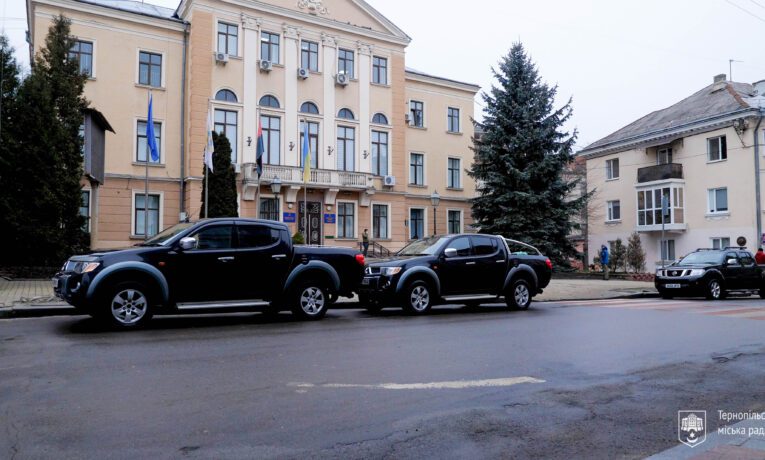 Тернопіль для ЗСУ: працівники міськради придбали автівки для трьох бойових бригад