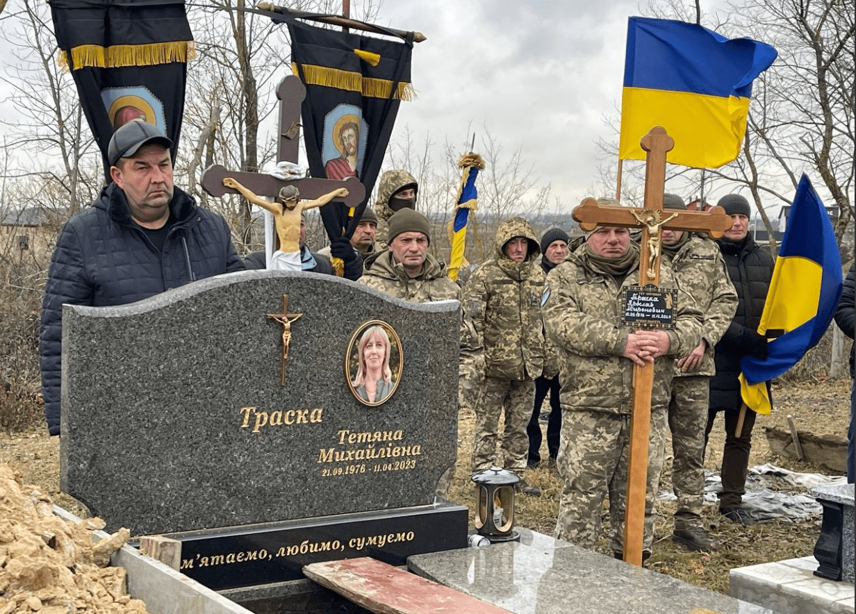 На Тернопільщині воїна поховали поряд із дружиною