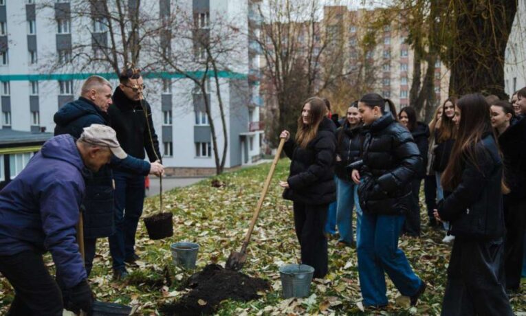 Біля Тернопільського класичного університету висадили дерева карпатського дуба