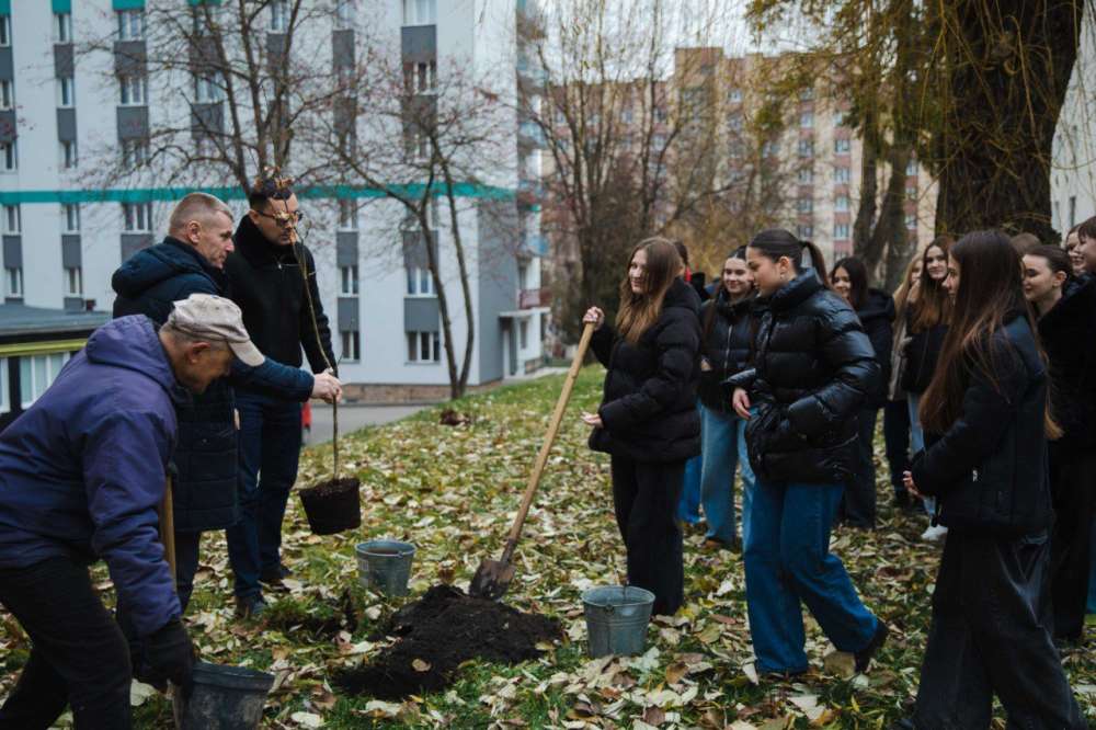 Біля Тернопільського класичного університету висадили дерева карпатського дуба