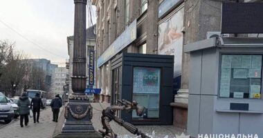 У Тернополі біля ЦУМу чоловік вискочив на опору і розбив ліхтар