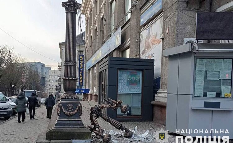 У Тернополі біля ЦУМу чоловік вискочив на опору і розбив ліхтар