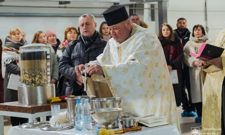 З кранів тернополян тече освячена вода