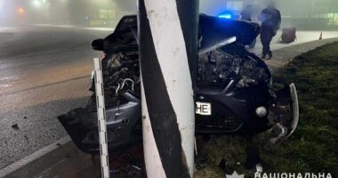 У Тернополі водій з Донеччини в'їхав у стовп на Збаразькому кільці