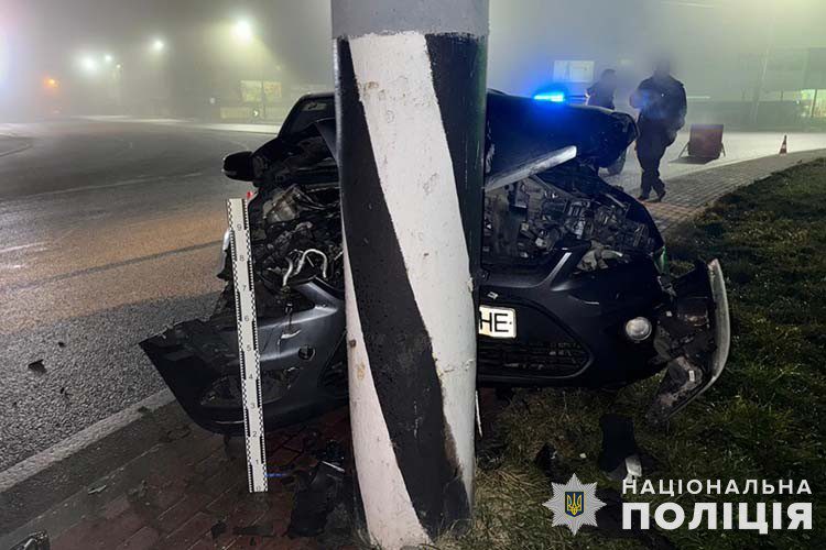 У Тернополі водій з Донеччини в'їхав у стовп на Збаразькому кільці