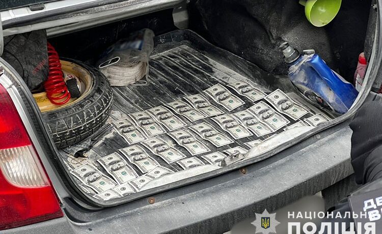 Рятувальник з Тернопільщини за 16000 доларів обіцяв переправити військовозобов’язаного за кордон