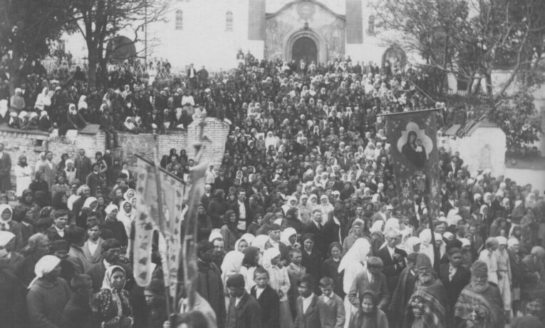Паломники в Почаєві на ретро фото
