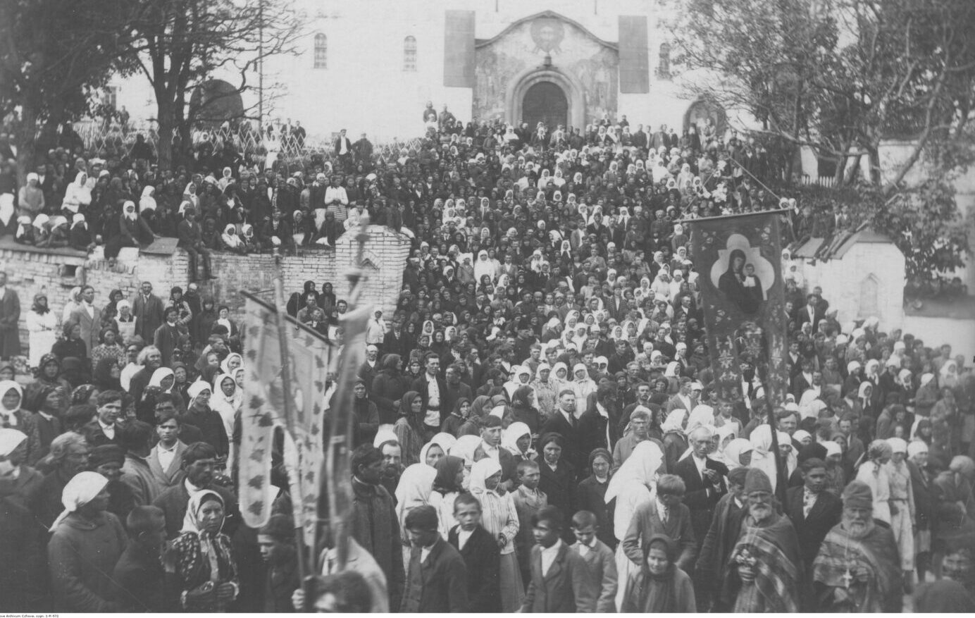 Паломники в Почаєві на ретро фото