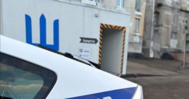 Тернополянки вночі курили в мобільному укритті