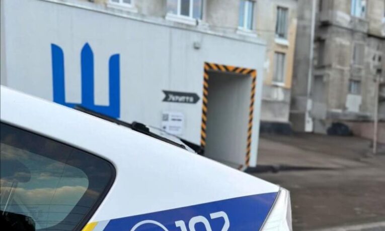 Тернополянки вночі курили в мобільному укритті