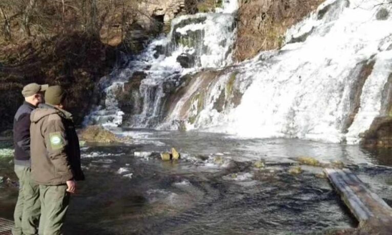 Показали захопливі світлини Джуринського водоспаду зимою