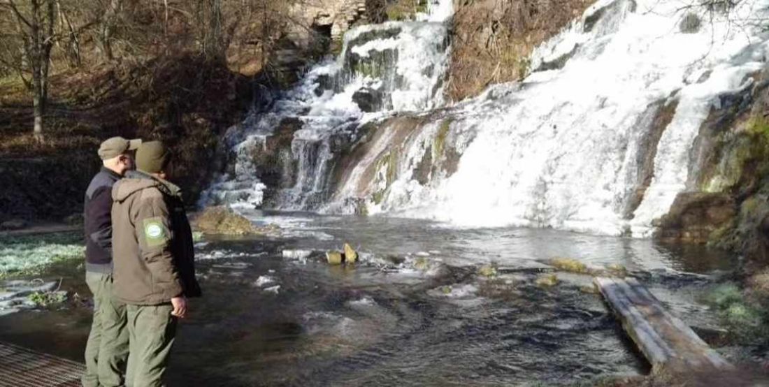 Показали захопливі світлини Джуринського водоспаду зимою