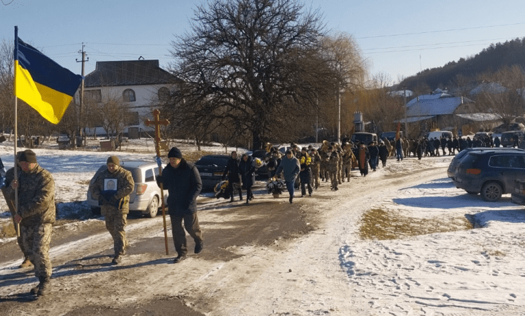 На Тернопільщині поховали 50-річного Героя, у якого не витримало серце