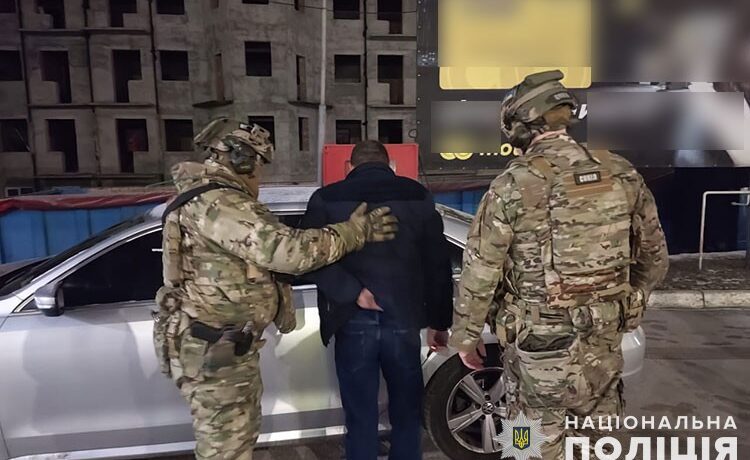 У Тернополі біля під’їзду чоловік напав на жінку і відібрав у неї 80000 грн