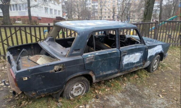 У Тернополі шукають власника автомобіля, який стоїть біля школи