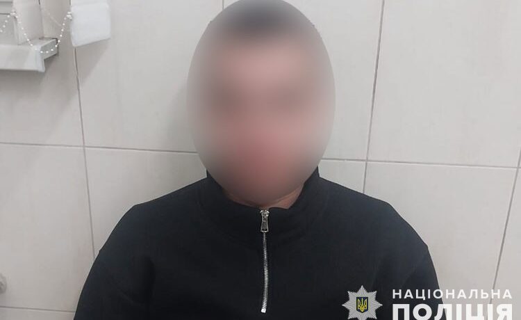 На Тернопільщині чоловік з сокирою погрожував поліцейським