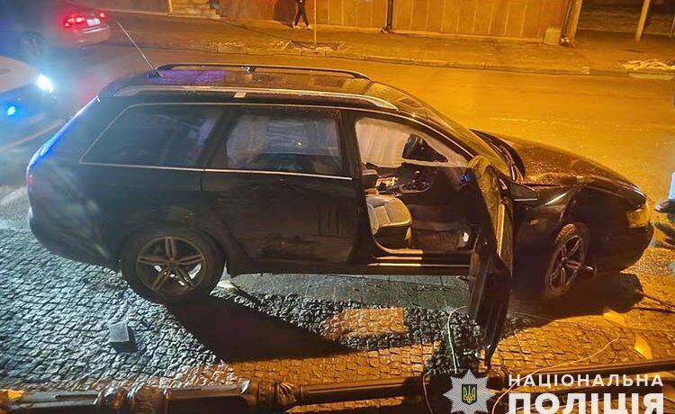 У Тернополі 20-річний водій на "Ауді" в'їхав у прокуратуру