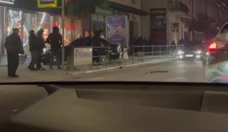 ДТП у центрі Тернополя: Daewoo відкинуло на тротуар