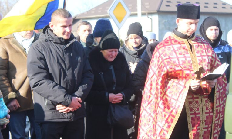 Голосила бабуся воїна Ярослава Гульки під час зустрічі траурної процесії